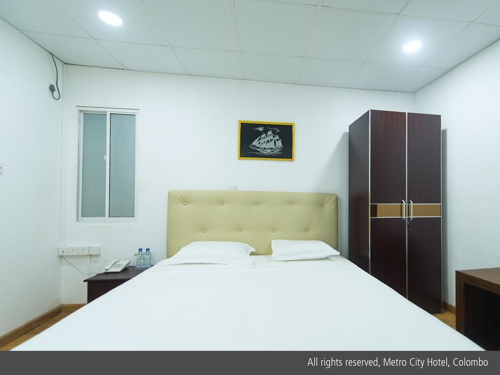 Metro City Hotel Colombo Buitenkant foto
