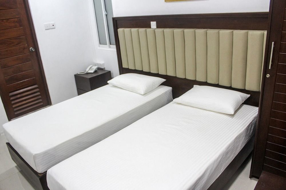 Metro City Hotel Colombo Buitenkant foto
