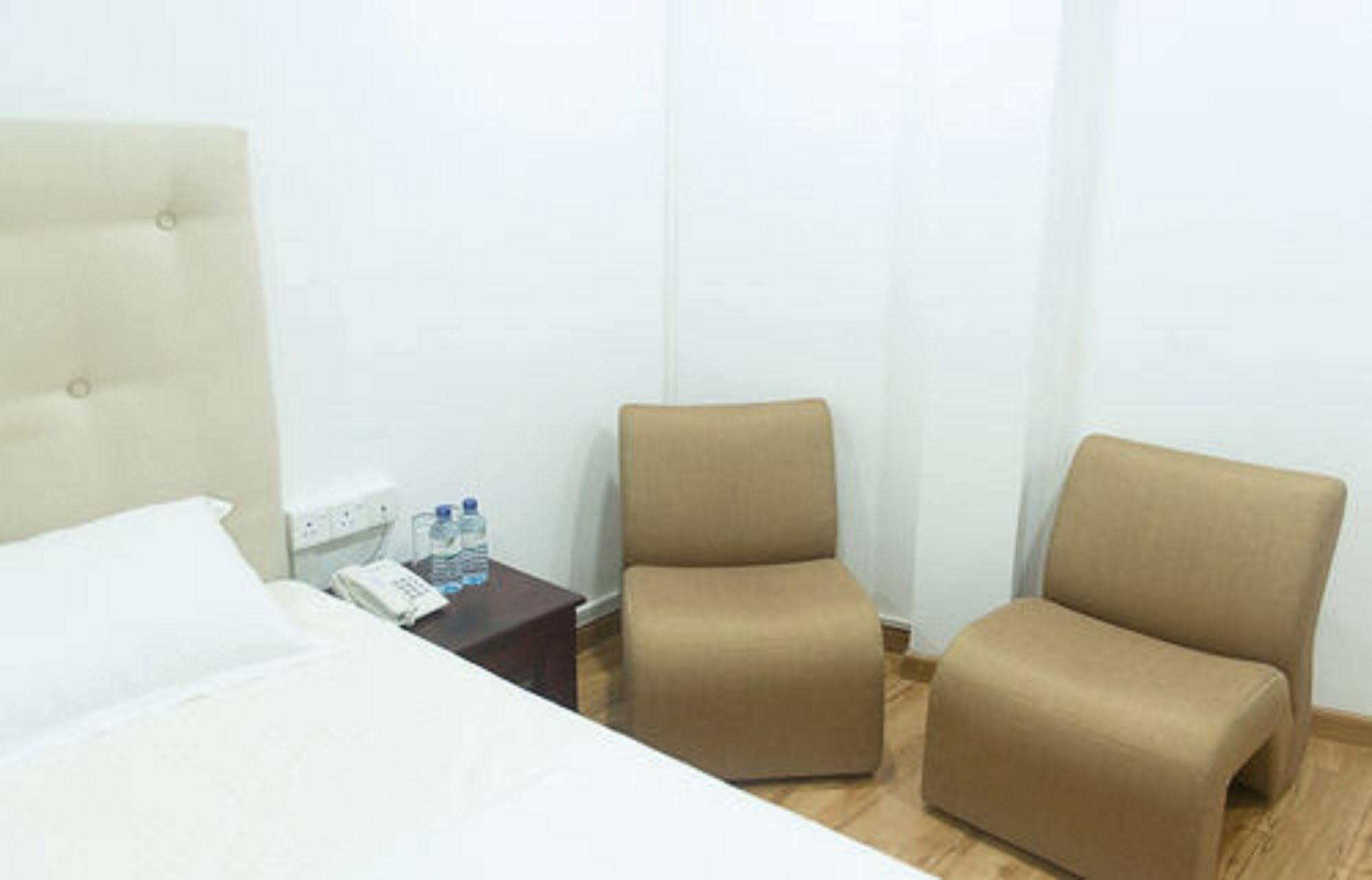 Metro City Hotel Colombo Buitenkant foto