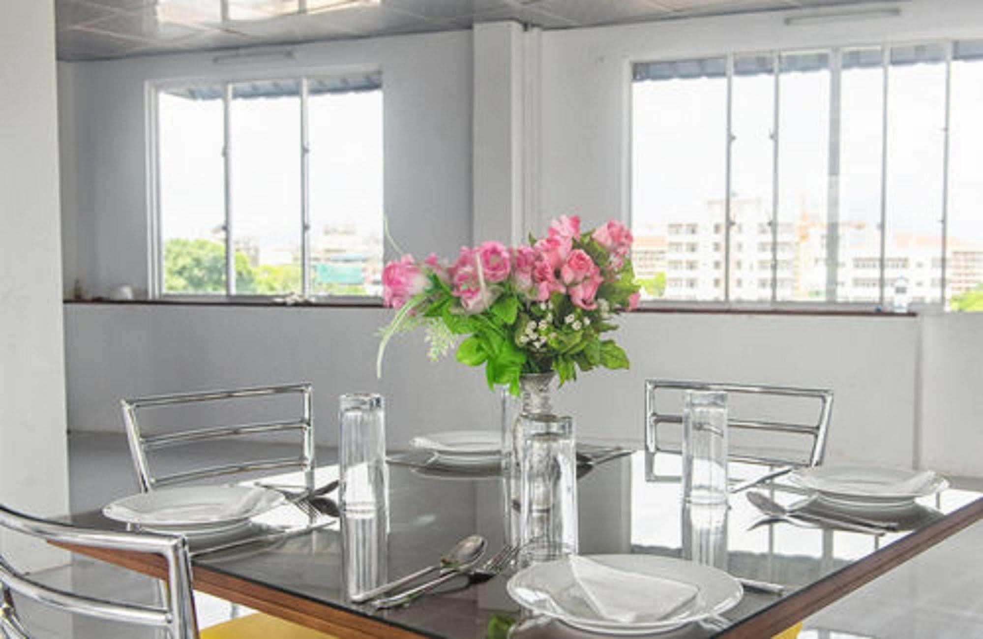 Metro City Hotel Colombo Buitenkant foto
