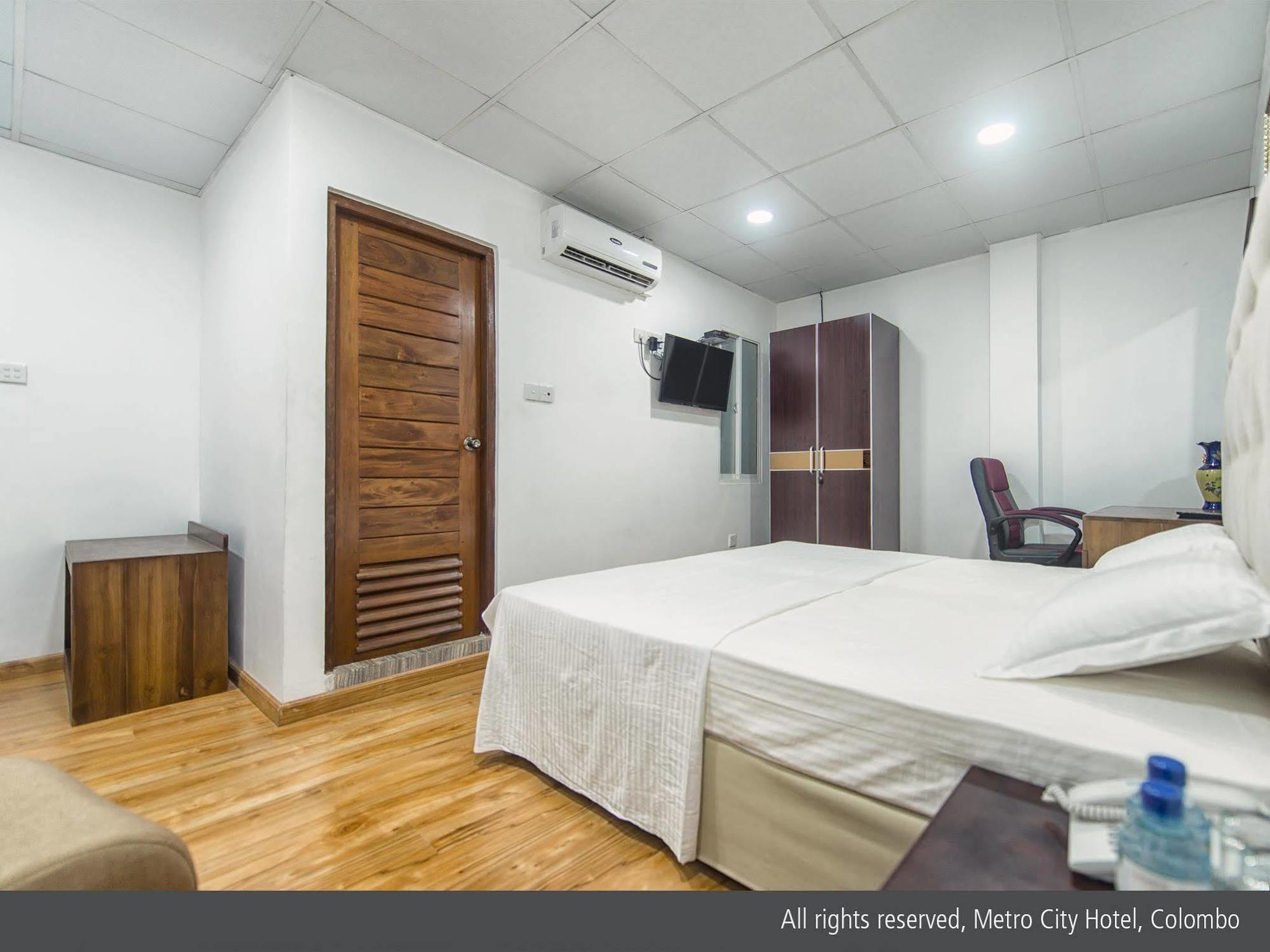 Metro City Hotel Colombo Buitenkant foto