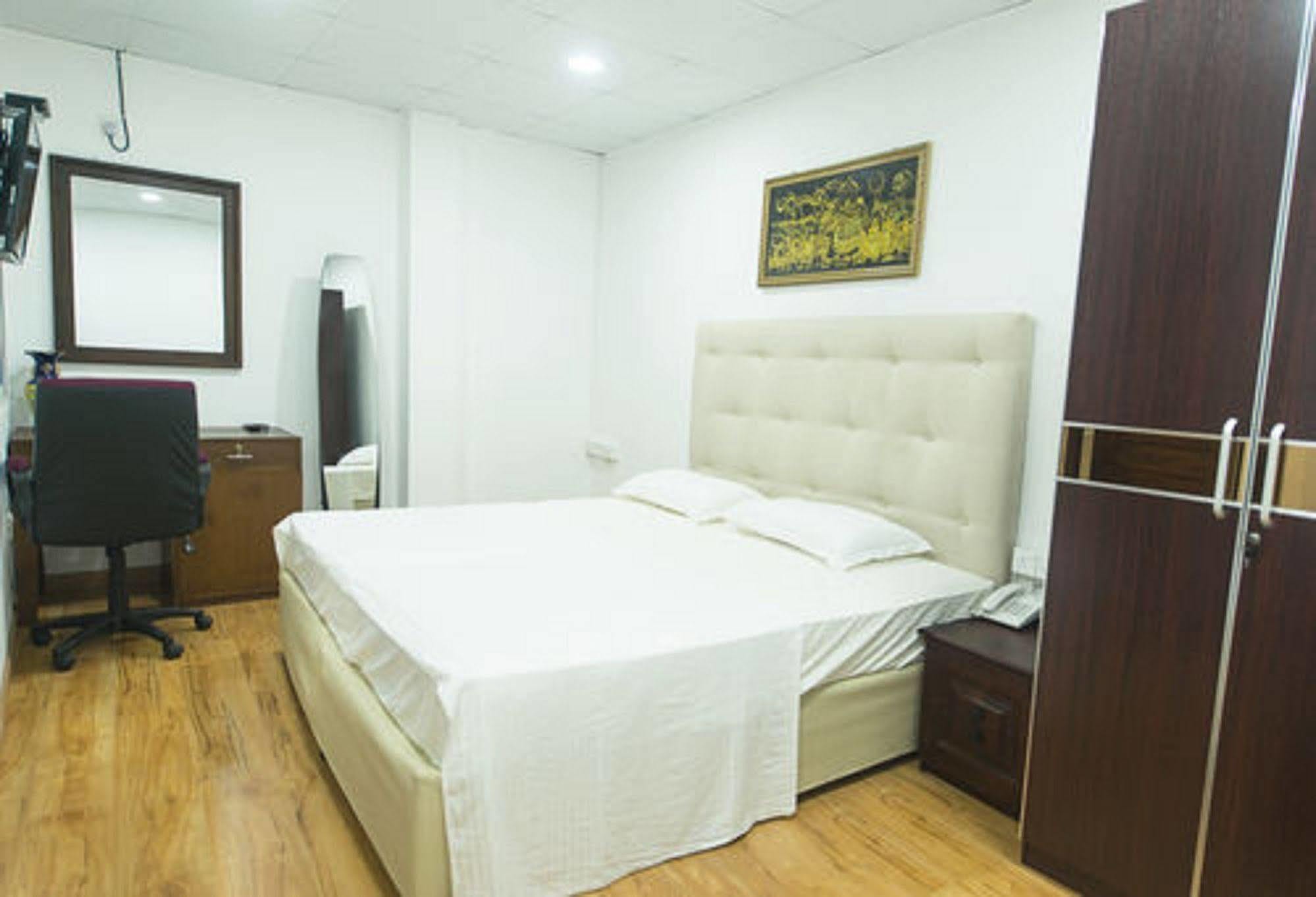 Metro City Hotel Colombo Buitenkant foto